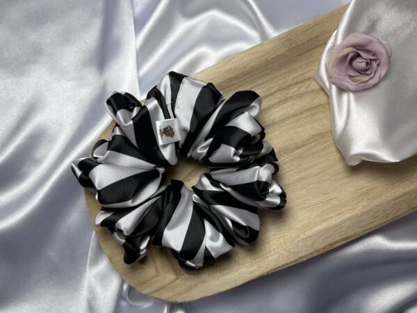 Scrunchie wzorzysta Zebra