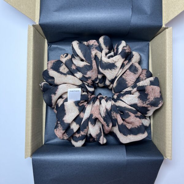 Scrunchie wzorzysta Panterka