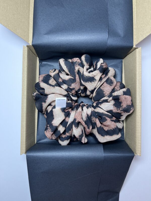 Scrunchie wzorzysta Panterka