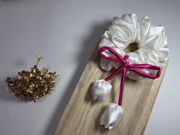 Scrunchie jednolita z dodatkiem - Biały Tulipan