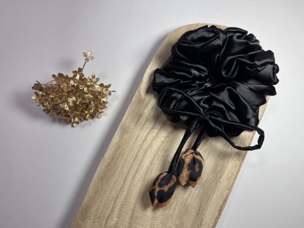Scrunchie jednolita z dodatkiem - Czarny Tulipan