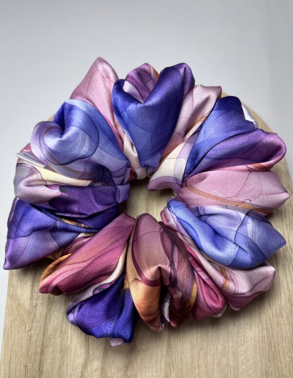 Scrunchie wzorzysta Satynowe Marzenie - obrazek 2