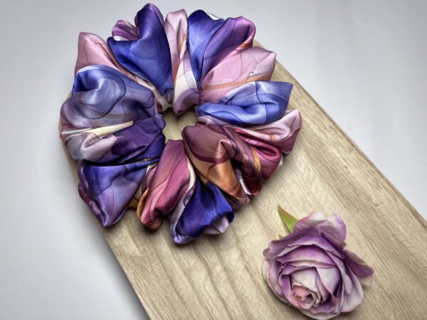 Scrunchie wzorzysta Satynowe Marzenie - obrazek 3