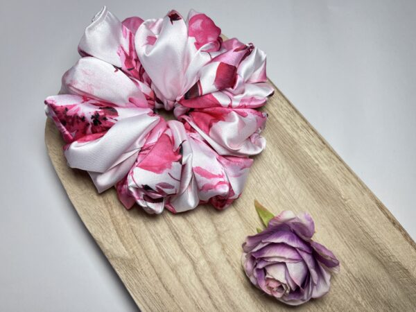 Scrunchie wzorzysta Silky Bloom - obrazek 3