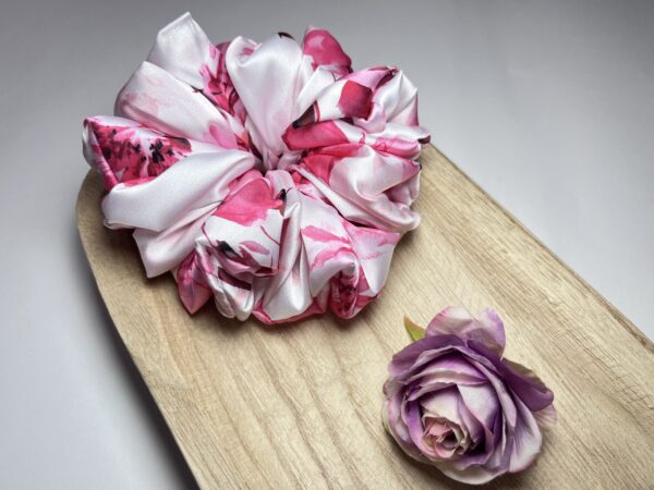 Scrunchie wzorzysta Silky Bloom